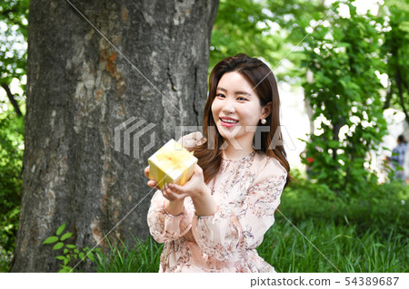 接受禮物的愉快的亞裔韓國少婦 54389687