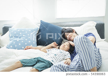 父母和孩子的生活方式床 54390063