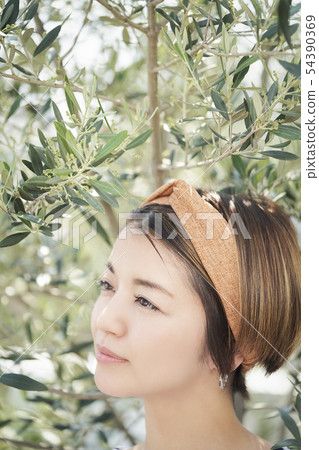 Female portrait 54390369