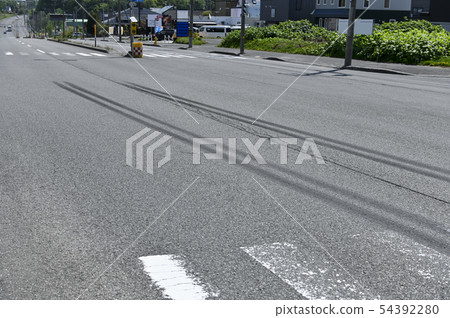 Traffic accident image (brake mark) 54392280