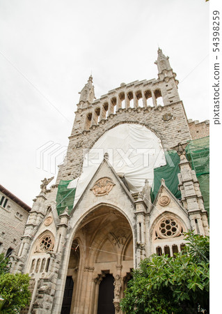 歷史的教會建設中在索勒小鎮在馬略卡 54398259