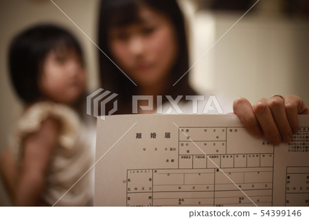 Child-friendly divorce image Child-friendly divorce image 54399146