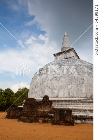 Polonnaruwa - the ruins of an ancient temple, Sri Polonnaruwa - the ruins of an ancient temple, Sri 54399171