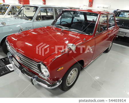 Automobile Museum: Japanese-made red family car Nissan Sunny, engines from around the world 54403914