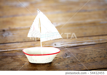 在木桌放置的白色遊艇 在木桌放置的白色遊艇 54412455
