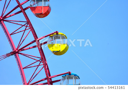 Colorful ferris wheel with blue sky 54413161