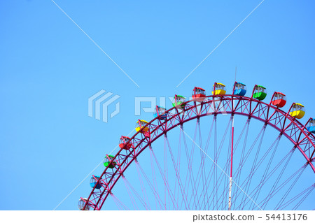 有藍天的五顏六色的弗累斯大轉輪 54413176