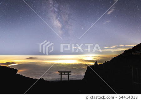 <Shizuoka Prefecture Mt. Fuji> Mt. Fuji From the summit of Fujinomiyaguchi, the sea of clouds, the torii, and the Milky Way <Shizuoka Prefecture Mt. Fuji> Mt. Fuji From the summit of Fujinomiyaguchi, the sea of clouds, the torii, and the Milky Way 54414018