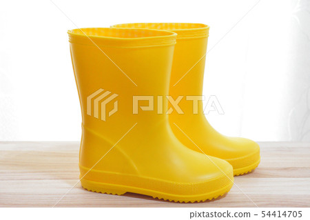 兒童的黃色雨靴的圖像在一個雨天 兒童的黃色雨靴的圖像在一個雨天 54414705
