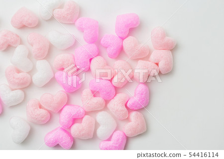 對於設計，粉紅色和白色的心散落在白色背景上 54416114