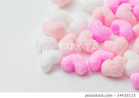 對於設計，粉紅色和白色的心散落在白色背景上 54416115