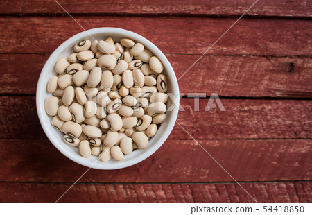 Black eyed beans in bowl on wooden background Black eyed beans in bowl on wooden background 54418850