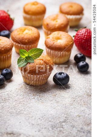 Summer mini cupcakes with berry Summer mini cupcakes with berry 54419384