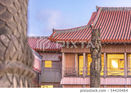 站立在首里城堡的Ryukyuan Ryukyu雕塑在沖繩島 站立在首里城堡的Ryukyuan Ryukyu雕塑在沖繩島 54420464