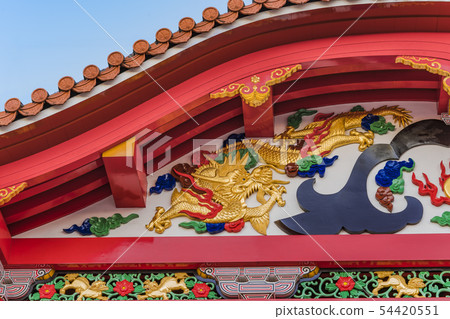 琉球金葉龍和Shisa的特寫鏡頭和由沖繩首里城堡裝飾的琉球紅色破紅門 54420551