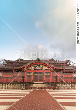 在Shurijo城堡的入口的兩個Ryukyu龍雕塑在沖繩島停放 在Shurijo城堡的入口的兩個Ryukyu龍雕塑在沖繩島停放 54420553