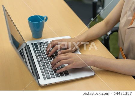 女人使用個人電腦鍵盤輸入 女人使用個人電腦鍵盤輸入 54421397