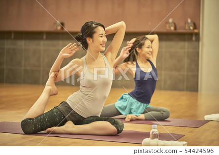 瑜伽女人 54424596