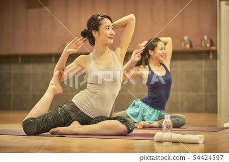 瑜伽女人 54424597