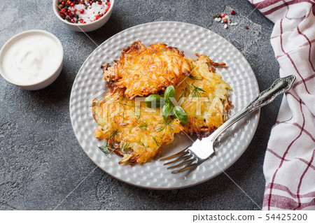 Fried cakes of grated potatoes on the plate 54425200