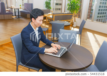 [商業形象]一個系統工程師，他的辦公桌在一個不受歡迎的免費辦公室工作得很好 54431518