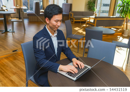 [商業形象]一個系統工程師，他的辦公桌在一個不受歡迎的免費辦公室工作得很好 54431519