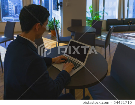 [商業形象]一個系統工程師，他的辦公桌在一個不受歡迎的免費辦公室工作得很好 54431710