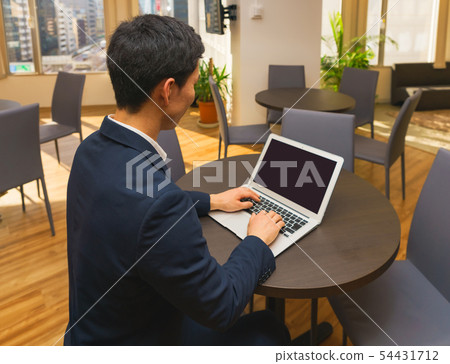 [商業形象]一個系統工程師，他的辦公桌在一個不受歡迎的免費辦公室工作得很好 54431712