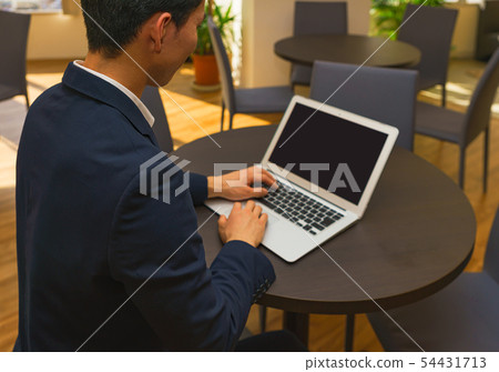 [商業形象]一個系統工程師，他的辦公桌在一個不受歡迎的免費辦公室工作得很好 54431713