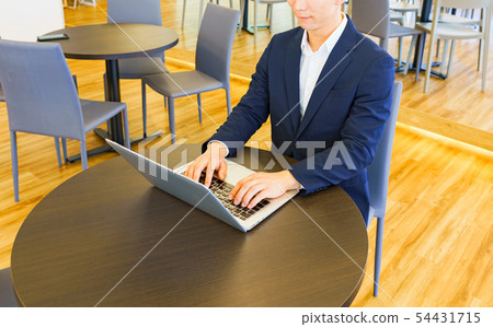 [商業形象]一個系統工程師，他的辦公桌在一個不受歡迎的免費辦公室工作得很好 54431715