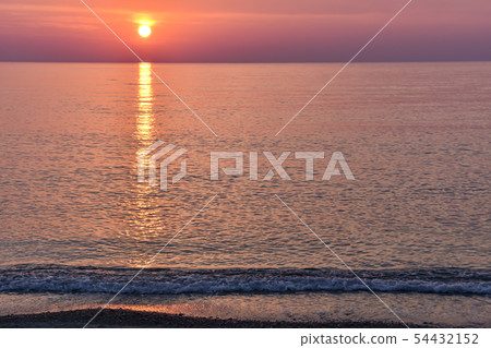 Sunset in the Sea of Japan (Niigata Prefecture) 54432152