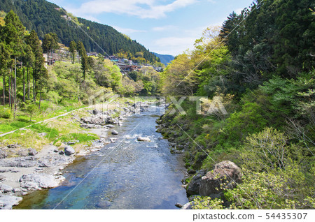 A landscape on the downstream side from the small bridge at the foot of the fresh green Mitake Valley 54435307