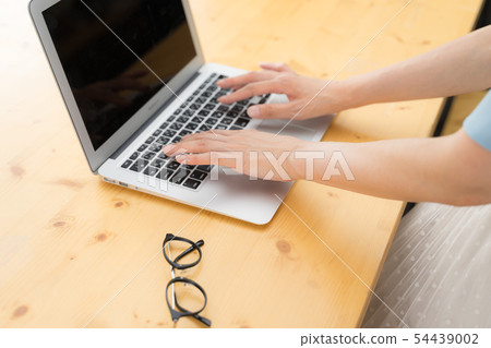 用手操作個人電腦 54439002