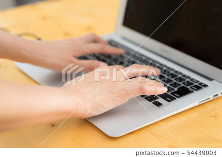 用手操作個人電腦 54439003