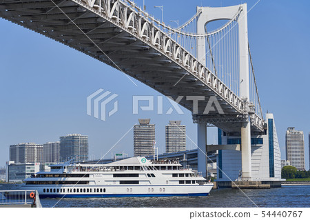 東京灣風景穿過彩虹橋的一條觀光的小船 54440767