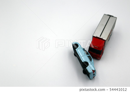 車輛是不可或缺的,取決於地區,但交通事故是無止境的。這種交通事故的圖像資料 車輛是不可或缺的,取決於地區,但交通事故是無止境的。這種交通事故的圖像資料 54441012