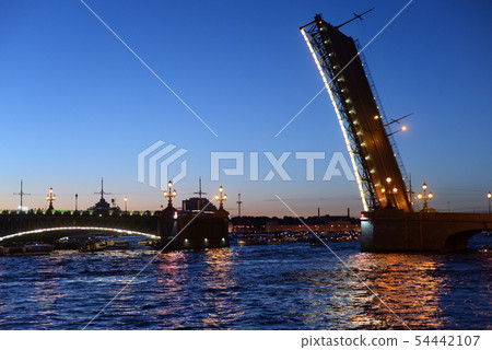 Trinity bridge at night. 54442107