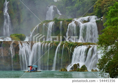 The largest waterfall in Asia spanning China and Vietnam 54445356