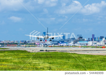 噴氣式飛機降落在福岡機場[福岡] 54446999