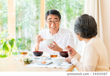 Senior couple (meal) 54454387