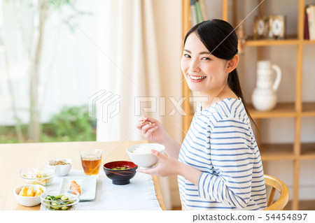 年輕女子（表） 54454897