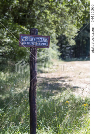 Old sign with the text no access in Dutch. 54455366