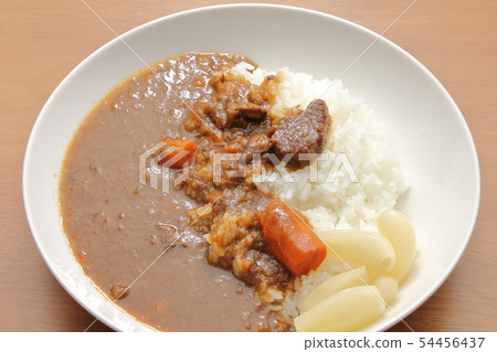 牛肉咖哩飯。 (配菜是用蘿蔔醃製的紅薯) 牛肉咖哩飯。 (配菜是用蘿蔔醃製的紅薯) 54456437