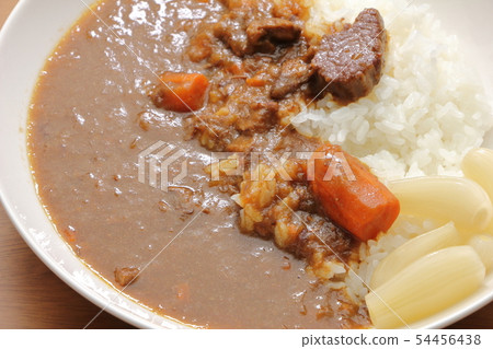 牛肉咖哩飯。 (配菜是用蘿蔔醃製的紅薯) 牛肉咖哩飯。 (配菜是用蘿蔔醃製的紅薯) 54456438