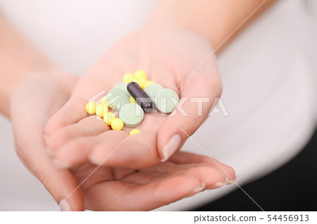 Acceptance of drugs. Self-treatment at home. Pills prescribed by your doctor. Acceptance of drugs. Self-treatment at home. Pills prescribed by your doctor. 54456913