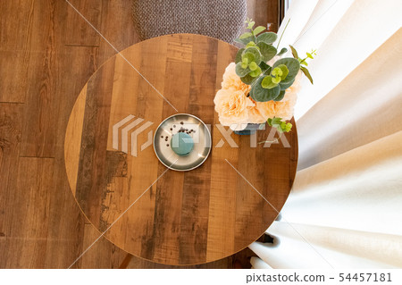 被堆積的macaron和花瓶在木台式污點板材 54457181