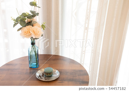 被堆積的macaron和花瓶在木台式污點板材 54457182