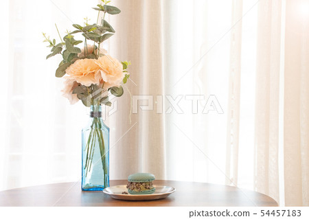 被堆積的macaron和花瓶在木台式污點板材 被堆積的macaron和花瓶在木台式污點板材 54457183