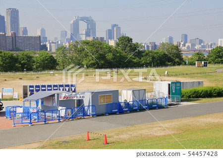大阪市淀川區淀川公園西中島地區的燒烤景象 大阪市淀川區淀川公園西中島地區的燒烤景象 54457428