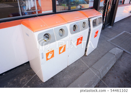 Convenience store, trash can Convenience store, trash can 54461102